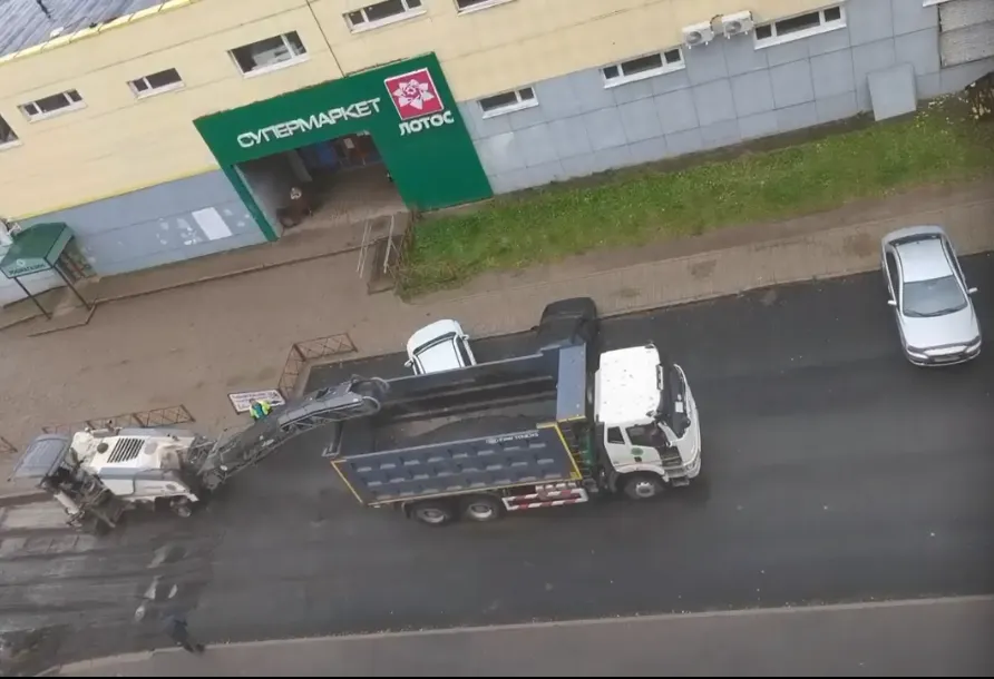 На дорожном проезде в Брагино крошится свежеуложенный асфальт