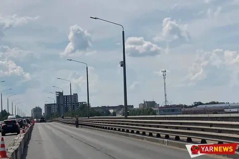 На Октябрьском мосту в Ярославле работает 9 человек