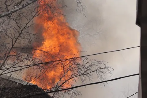 В Ярославле горит бывший памятник архитектуры: видео