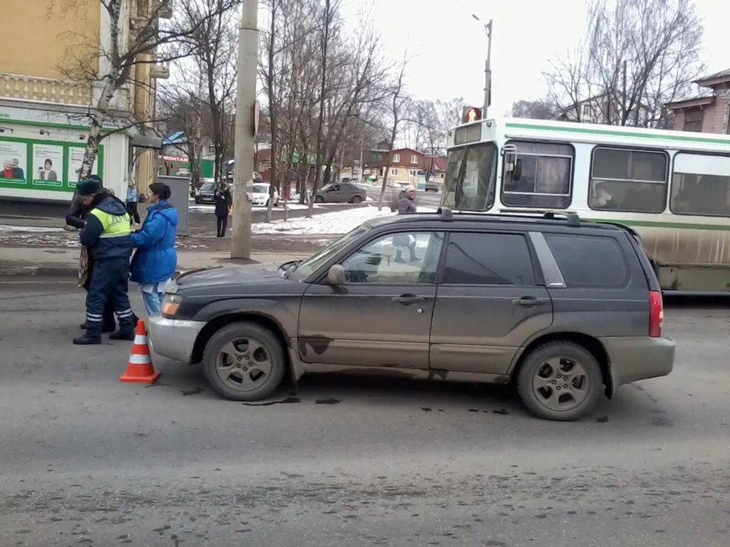 В Ярославле иномарка на пешеходном переходе сбила женщину