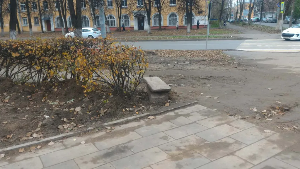 В Ярославле продолжают ремонт сквера, где работы «завершены»