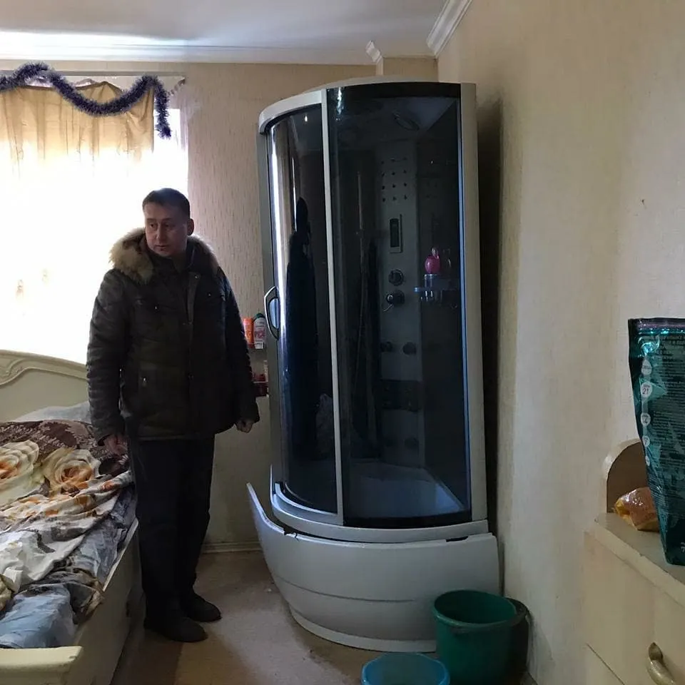 Ярославец в комнате установил душевую кабину
