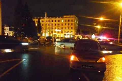 В центре Ярославля столкнулись две иномарки
