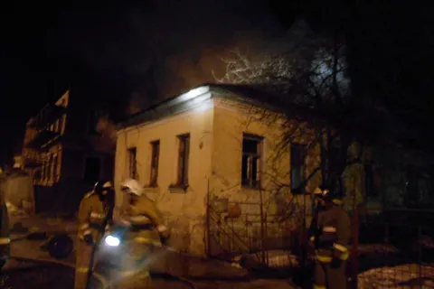 На Волжской набережной в Рыбинске горел нежилой дом