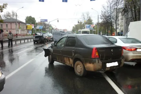 В Ярославле в «пьяном» ДТП столкнулись четыре автомобиля