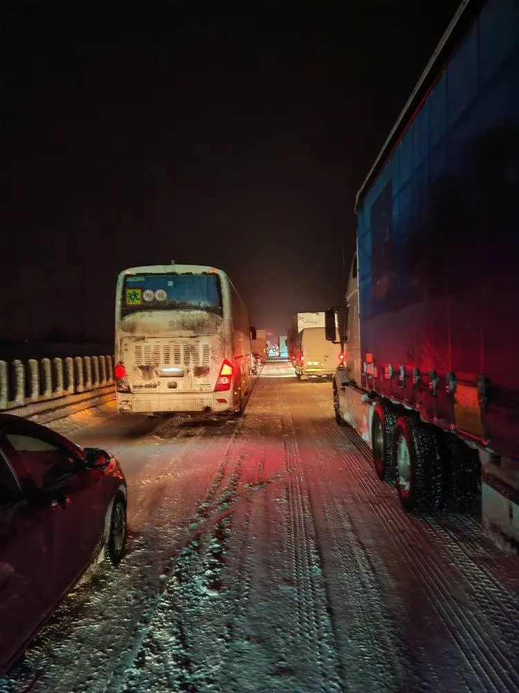 Под Переславлем на участке М-8 приостановили движение грузовиков