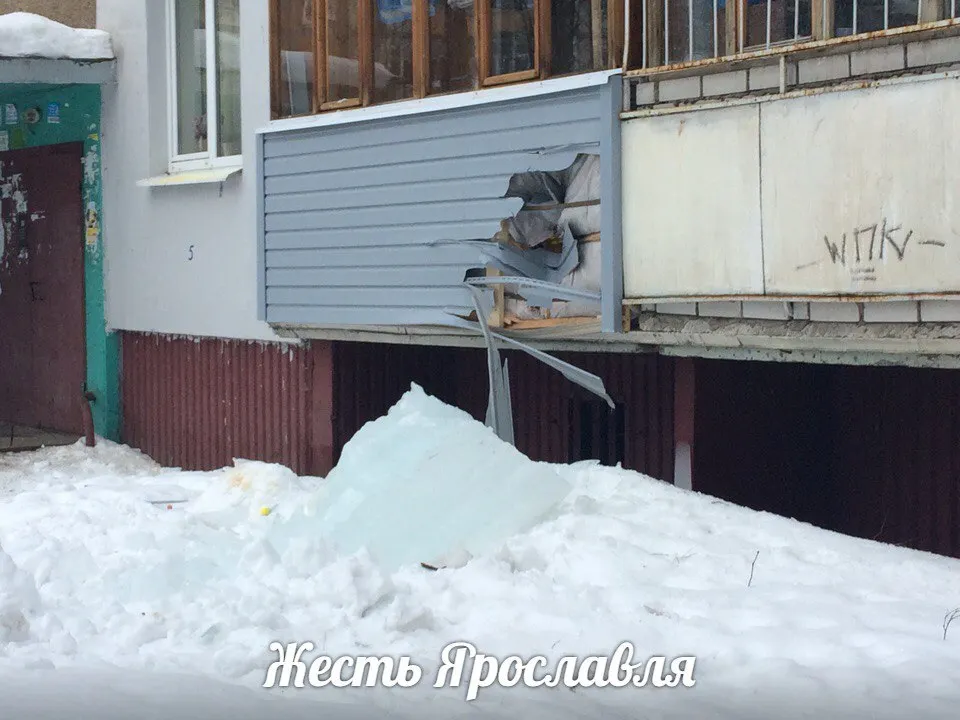 Жесть Ярославля: упавшая с крыши глыба льда пробила балкон