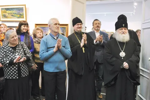 Желающие посетить выставку художника и священника Василия Шиханова не поместились в зал. Фоторепортаж