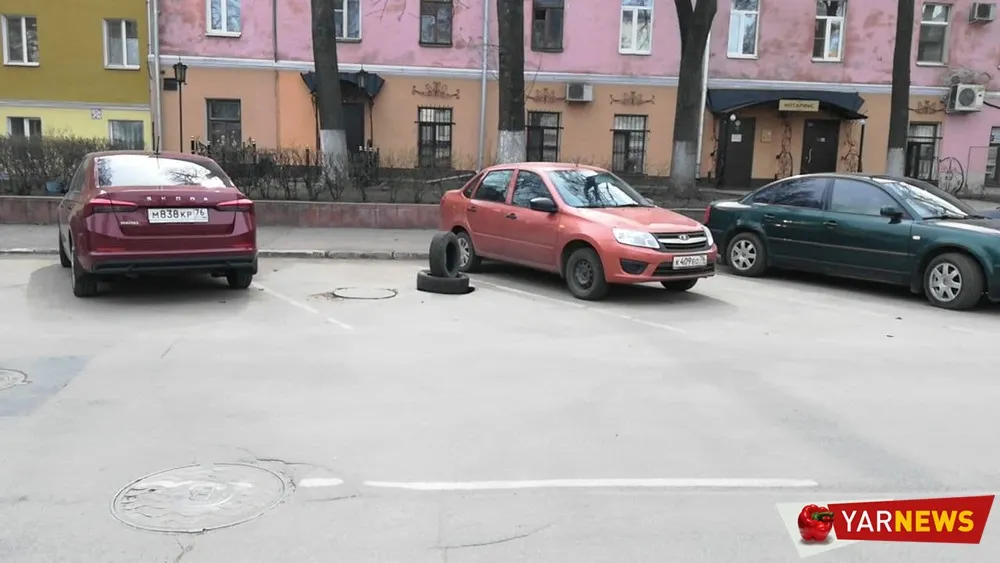«Дыра, как в совести чиновников»: в центре Ярославля провалился асфальт