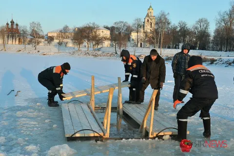 В Ярославской области в Крещение по данным МЧС в прорубь окунулось около девяти тысяч человек. С фото