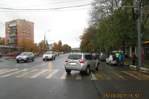 В центре Ярославля на пешеходном перекрестке легковушка сбила двух детей