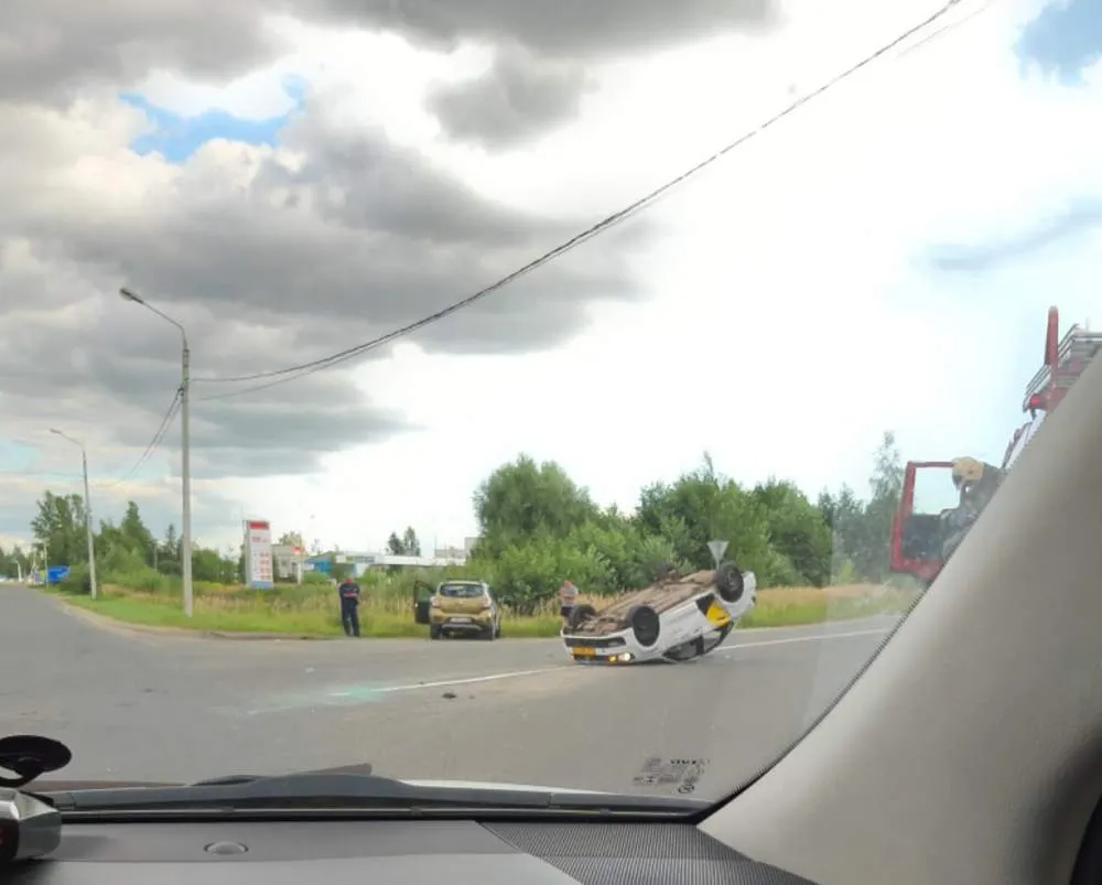 В Ярославле перевернулся автомобиль такси
