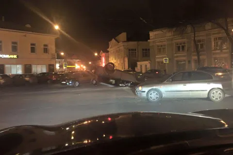 В центре Ярославля перевернулся джип