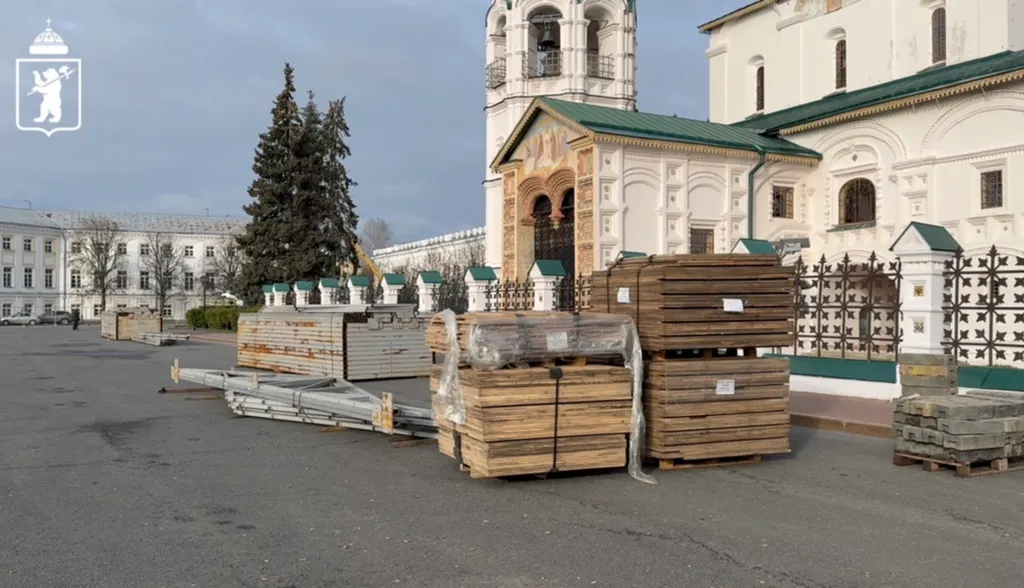 В Ярославле начали монтировать ледовый каток на Советской