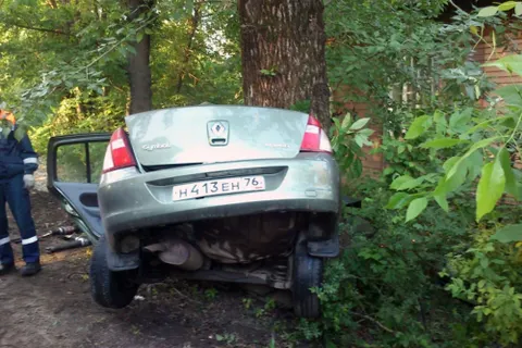 В Ярославле иномарка врезалась в дерево