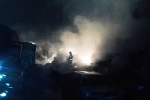 Ночью загорелась площадка на предприятии «Яртехмонтаж»