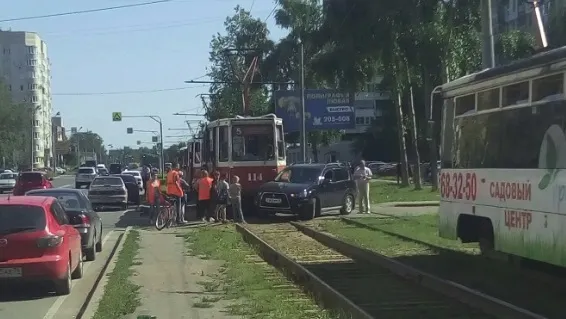 В Ярославле трамвай врезался в иномарку