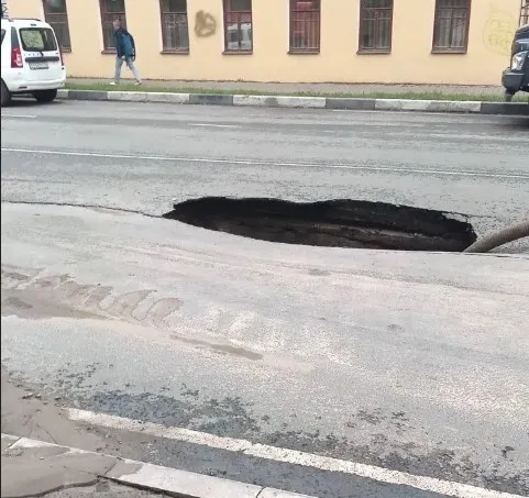 В Ярославле на улице Чайковского провалился асфальт