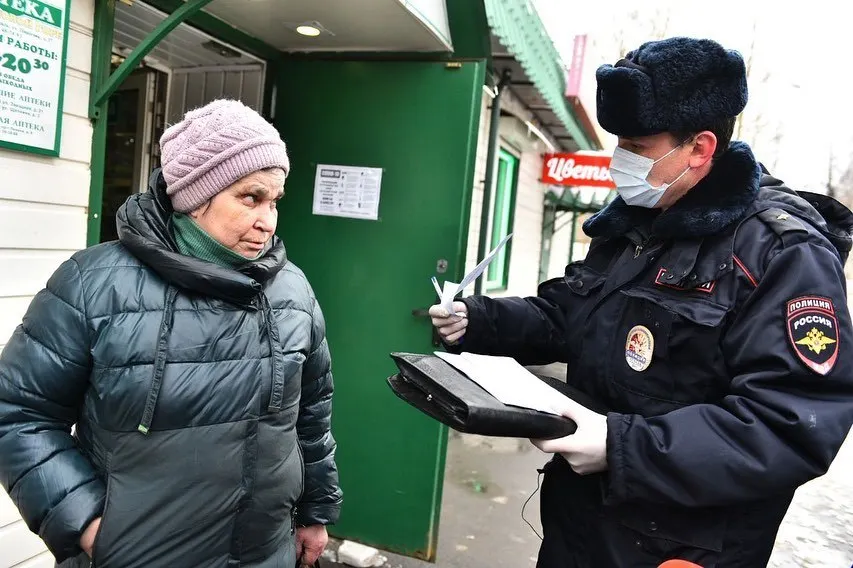 Сотрудники полиции проводят на улицах беседы с пожилыми ярославцами