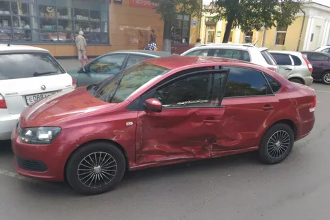 В центре Ярославля автомобиль «БМВ» протаранил припаркованные машины: видео