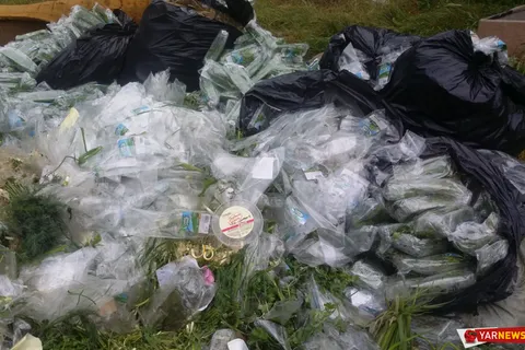 В лесу под Ярославлем разгрузилась фура одного из сетевых магазинов