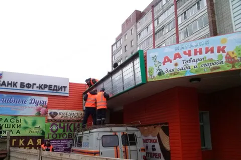В Ярославле демонтировали очередные незаконные рекламные конструкции