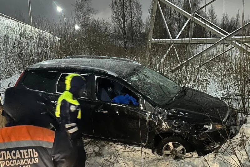 В Ярославле водитель погиб после съезда в кювет
