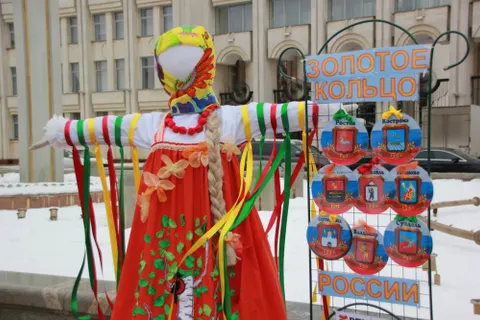 В сквере на улице Андропова в Ярославле устанавливают масленичных кукол