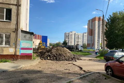 Дорогу к ярославской школе завалили старым асфальтом