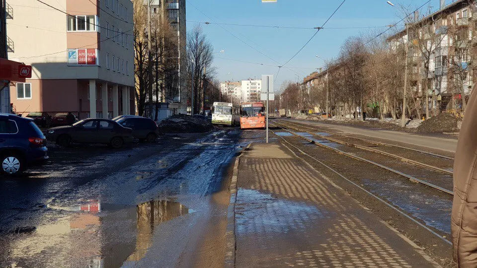 На Пятерке в Ярославле автобус застрял в дорожной яме
