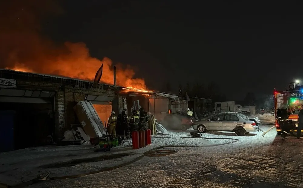 В Ярославле три часа тушили пожар в гаражном комплексе