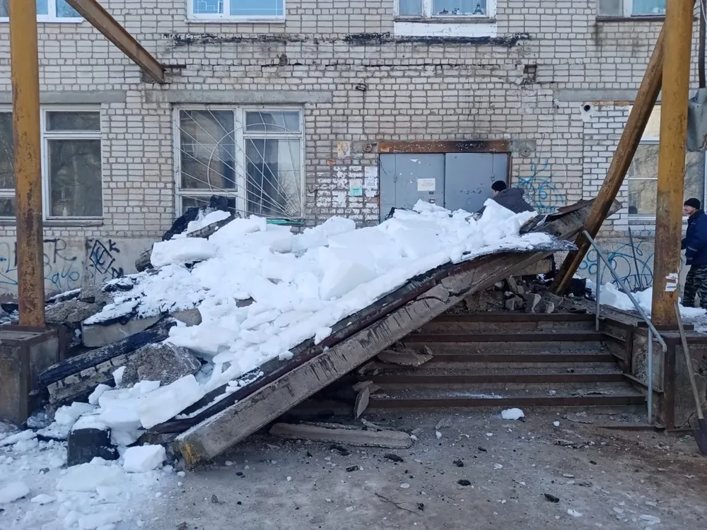 В Ярославской области обрушилось крыльцо общежития: жители оказались заблокированы