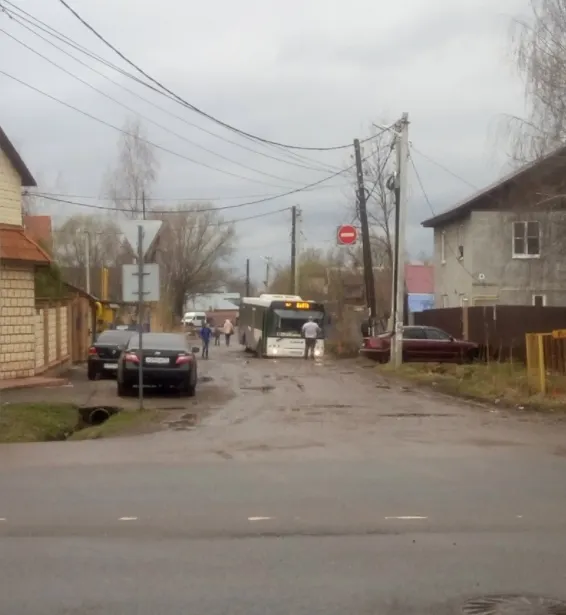 В Ярославле автобус с пассажирами провалился в яму и застрял