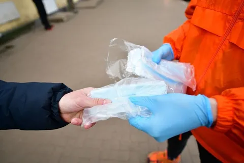 В Ярославле раздают медицинские маски