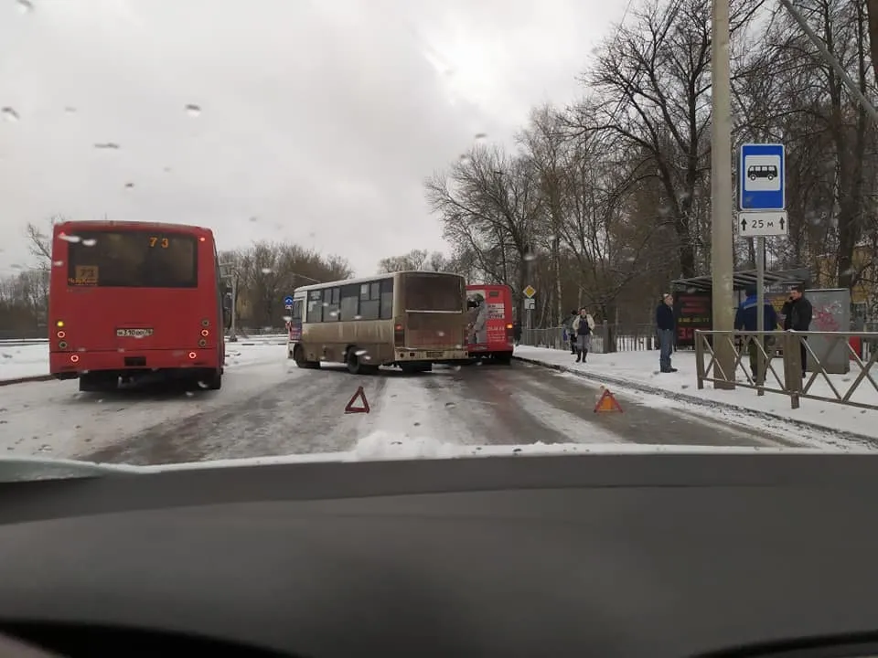 В Ярославле из-за обледеневших дорог «бьются» маршрутки