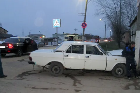 В Ярославской области «Волга» въехала в столб