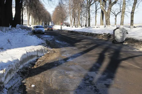 Начался вывоз снега с Волжской набережной Ярославля. Первый за всю зиму этого года. Фоторепортаж