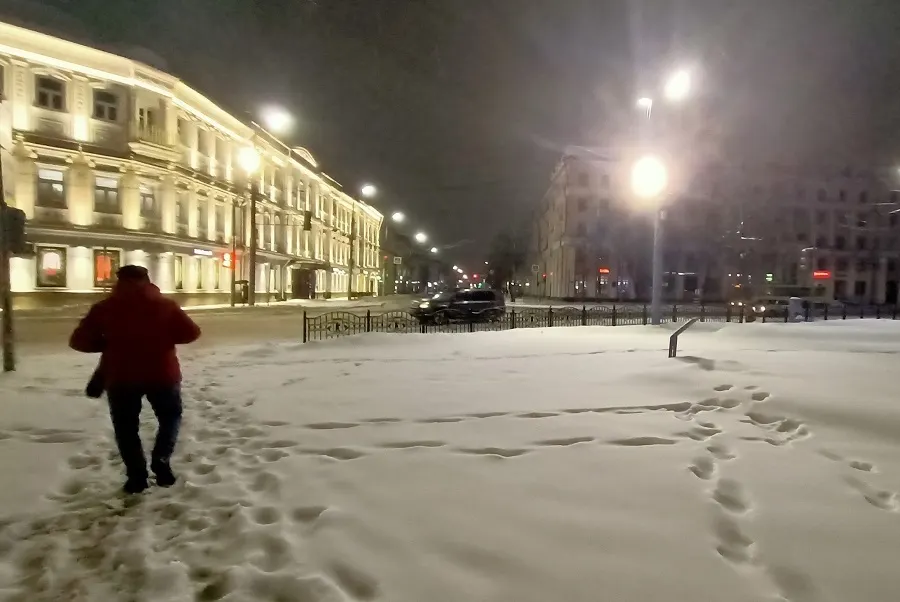 «Из автобуса в сугроб»: ярославцы жалуются на нечищеные тротуары