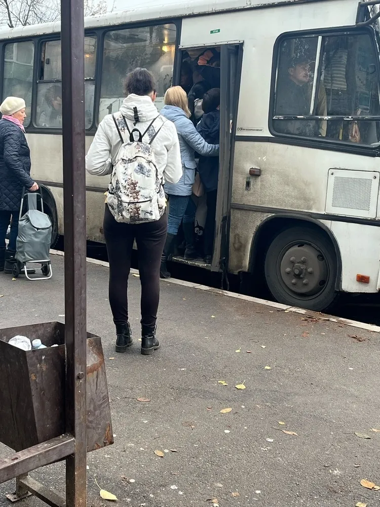 В Ярославле жители Резинотехники ломают конечности из-за давки в автобусах