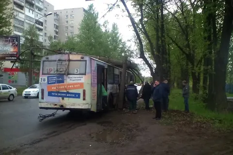 На Тутаевском шоссе на троллейбус N 3 рухнул столб