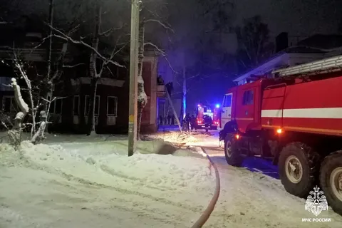 В Рыбинске пожарные спасли двух человек из загоревшегося дома