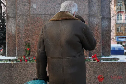 В Ярославле коммунисты возложили цветы к памятнику Ленину. Фоторепортаж