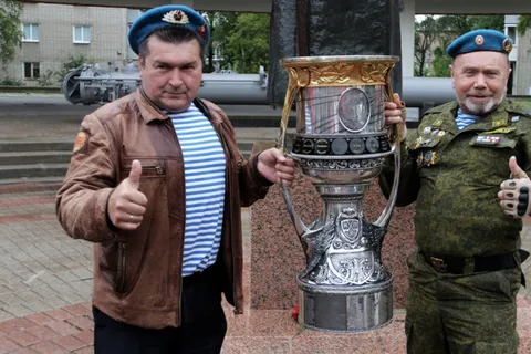 Кубок Гагарина побывал в гостях у ярославских ветеранов боевых действий