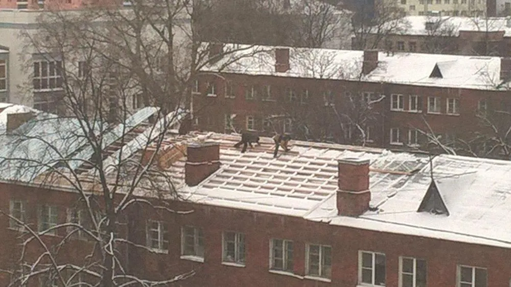 В главном доме коммунальщиков Ярославля укладывают крышу в минус семь