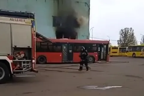 В Ярославле на территории ПАТП-1 загорелось здание
