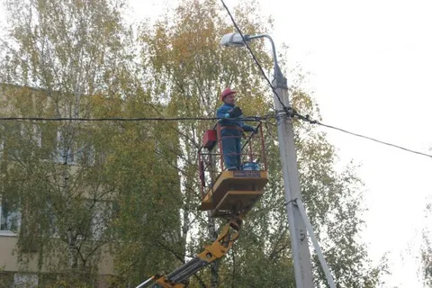 В Ярославле покрасили 200 опор уличного освещения