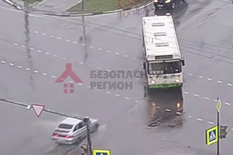 В Ярославле «ВАЗ» на скорости врезался в пассажирский автобус