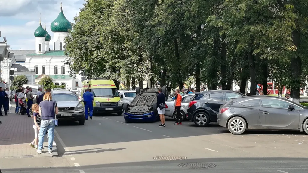 В центре Ярославля перевернулась легковушка