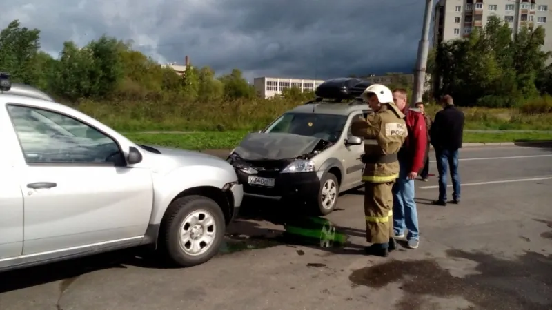 В Рыбинске лоб в лоб столкнулись две легковушки