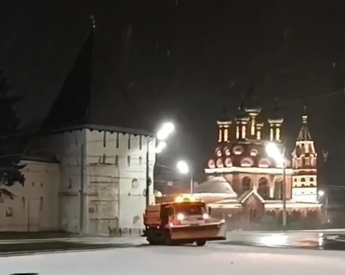 Власти Ярославля рассказали, сколько техники убирает первый снег